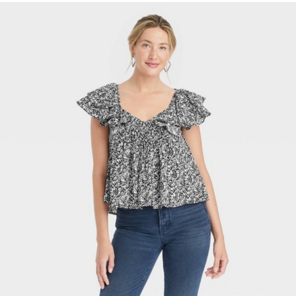 UNIVERSAL THREAD WOMEN'S RUFFLE SHORT SLEEVE BLOUSE. BLACK  AND WHITE. NWT